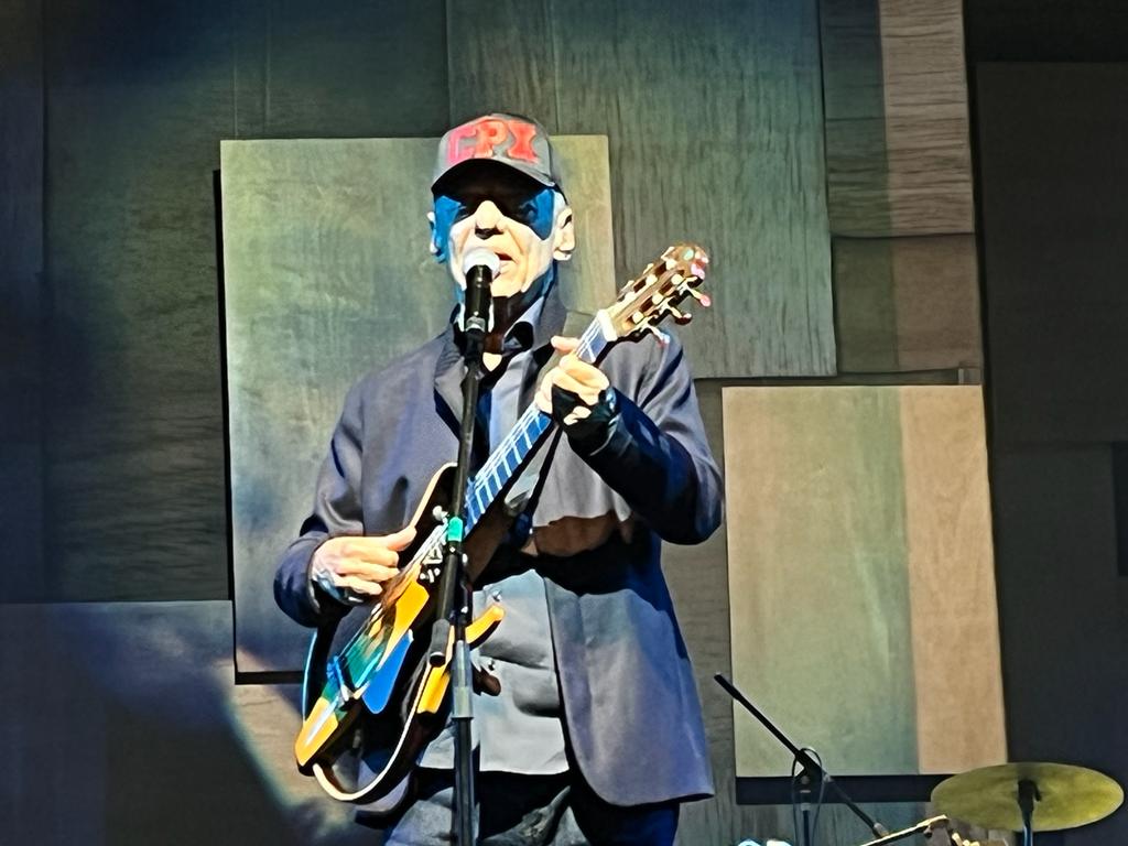 Boné CPX, sucesso de vendas, conquista mais um fã ilustre: Chico Buarque