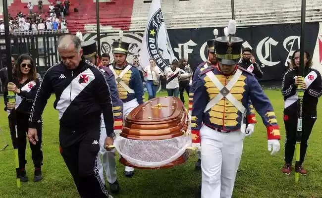 Dinamite: corpo foi recebido com aplausos em São Januário