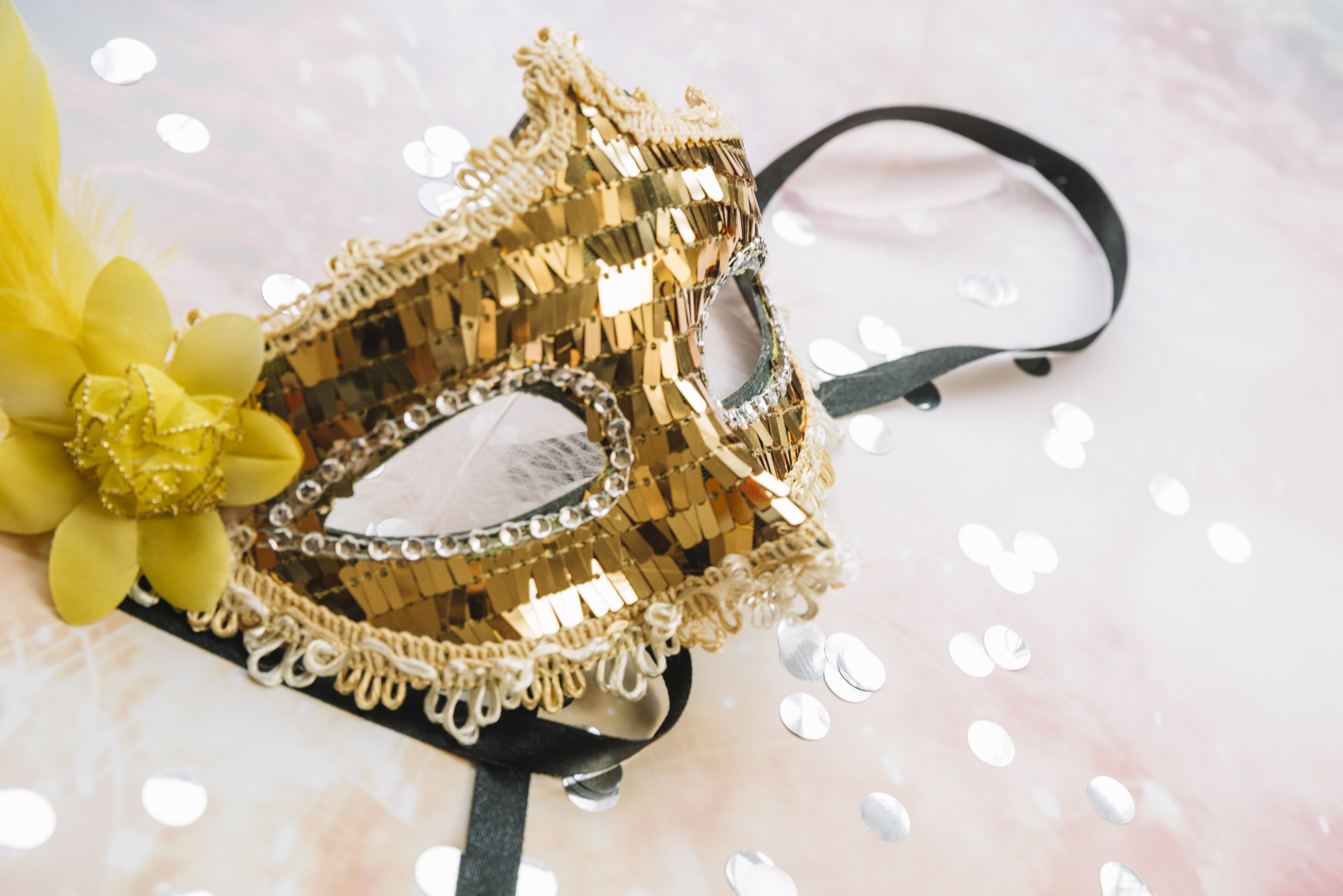 Feira de moda carnavalesca reúne fantasias, acessórios e adereços na Lagoa