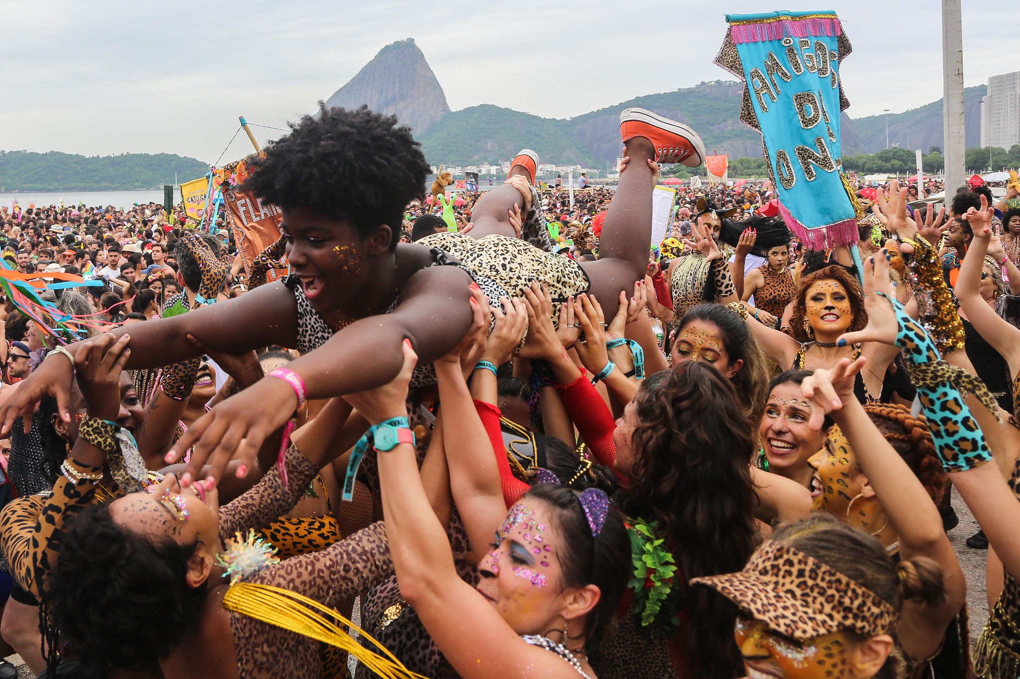Integrantes do bloco seguram outra integrante, que 
