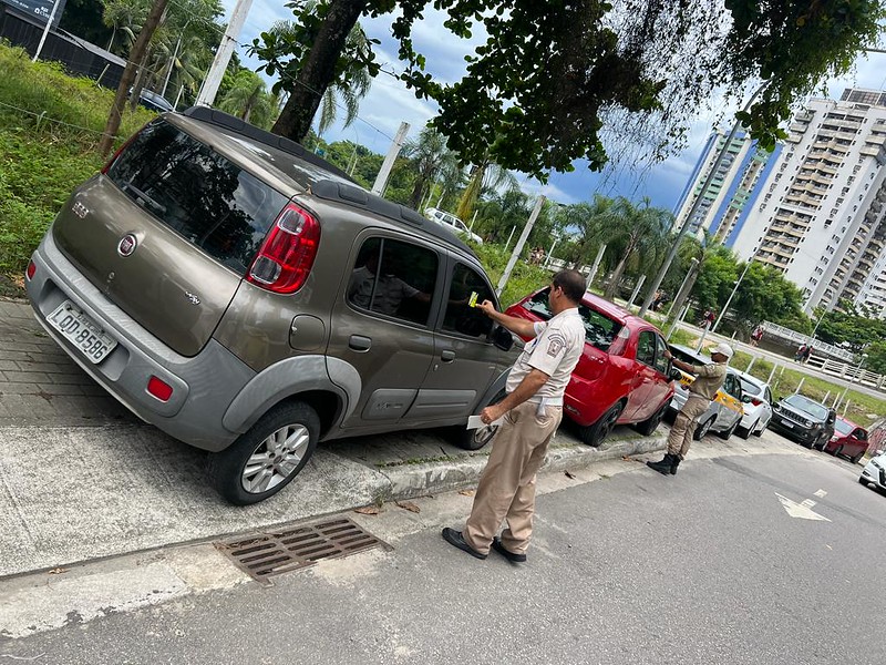 Fim de semana de calor, praia cheia e mais de 80 carros rebocados na orla