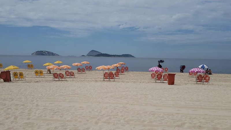 Loteamento de faixa de areia de praias com cadeira e guarda-sol é proibido