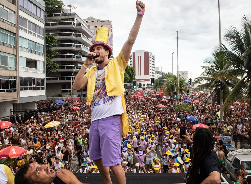 O cantor Tomaz Miranda em cima do trio e, ao fundo a multid&atilde;o no bloco.
