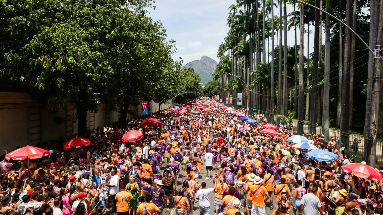 Foto mostra bloco com pessoas aglomeradas na Rua Jardim Botânico