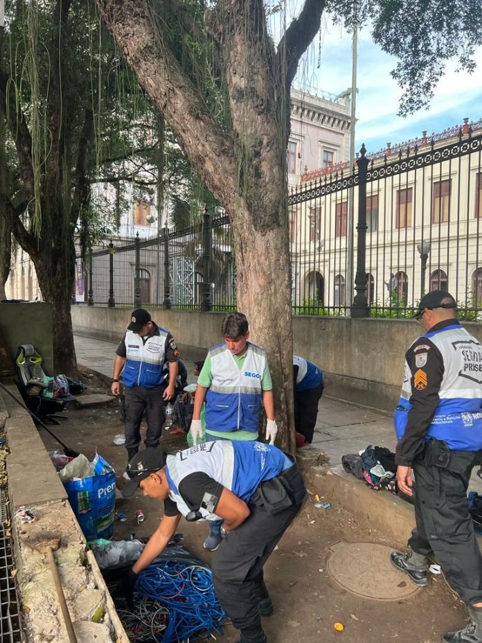 Operação de combate a Cracolândia no Catete apreende armas e drogas