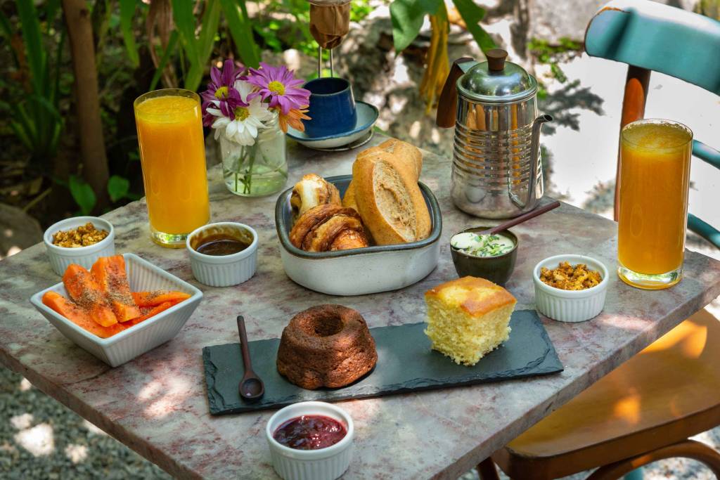 Brunch vegano é novidade em casa com jardim de Botafogo