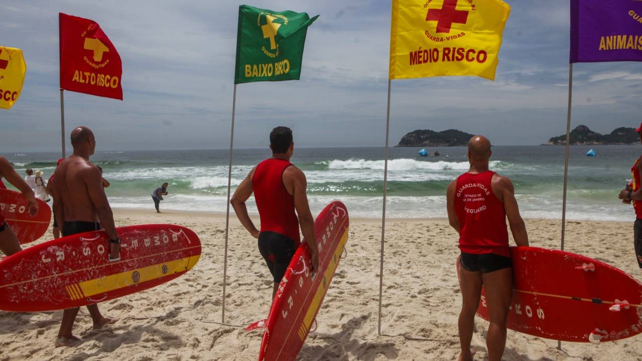 Foto mostra bombeiros prontos para realizar resgate na praia