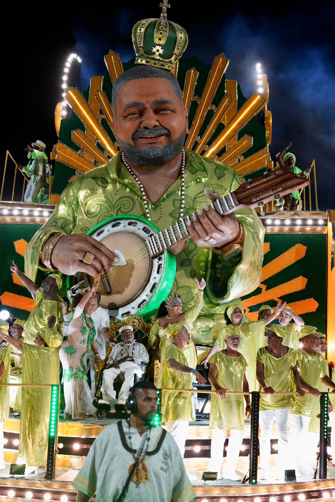 Gigante: Arlindo e seu banjo insepar&aacute;vel no belo carro aleg&oacute;rico