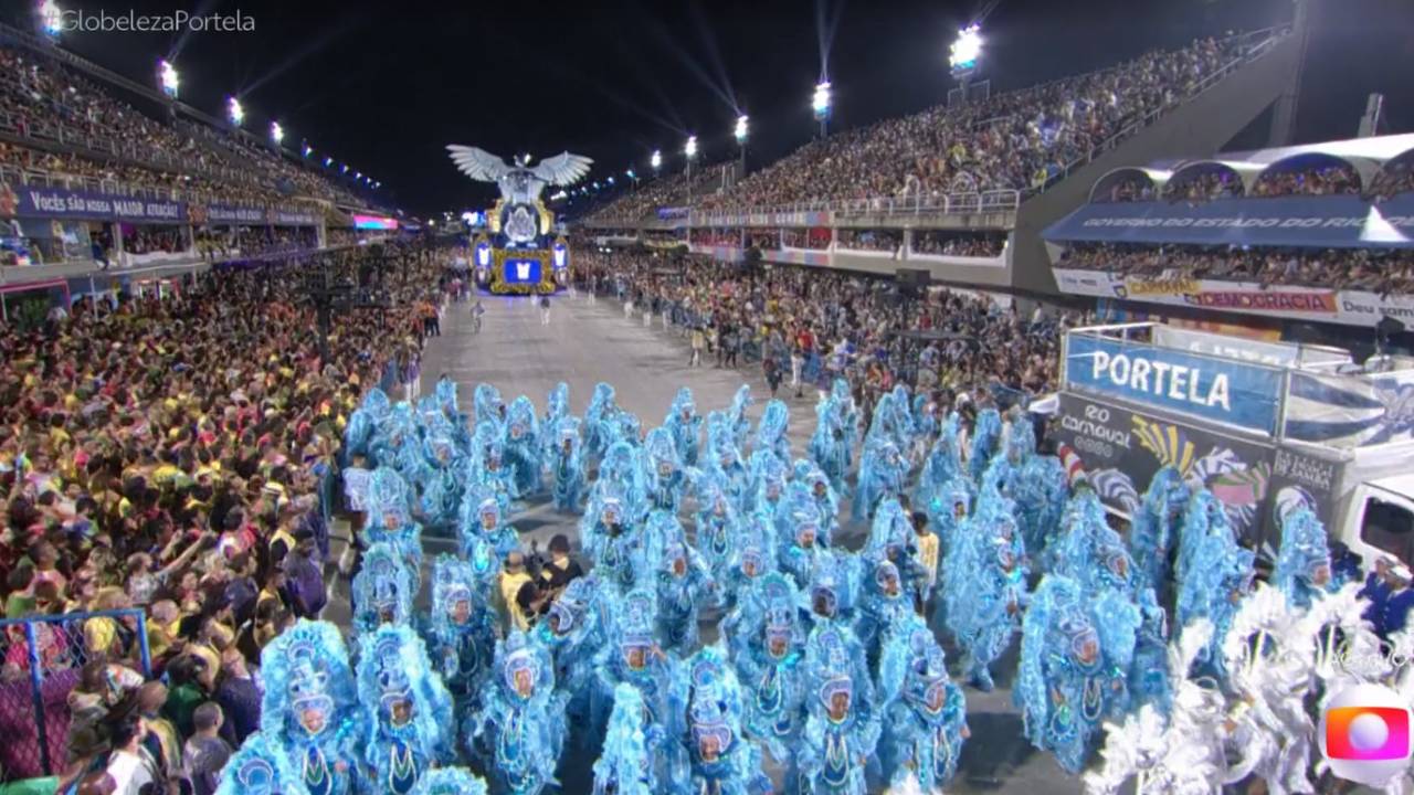 Foto mostra buraco formado no desfile da Portela