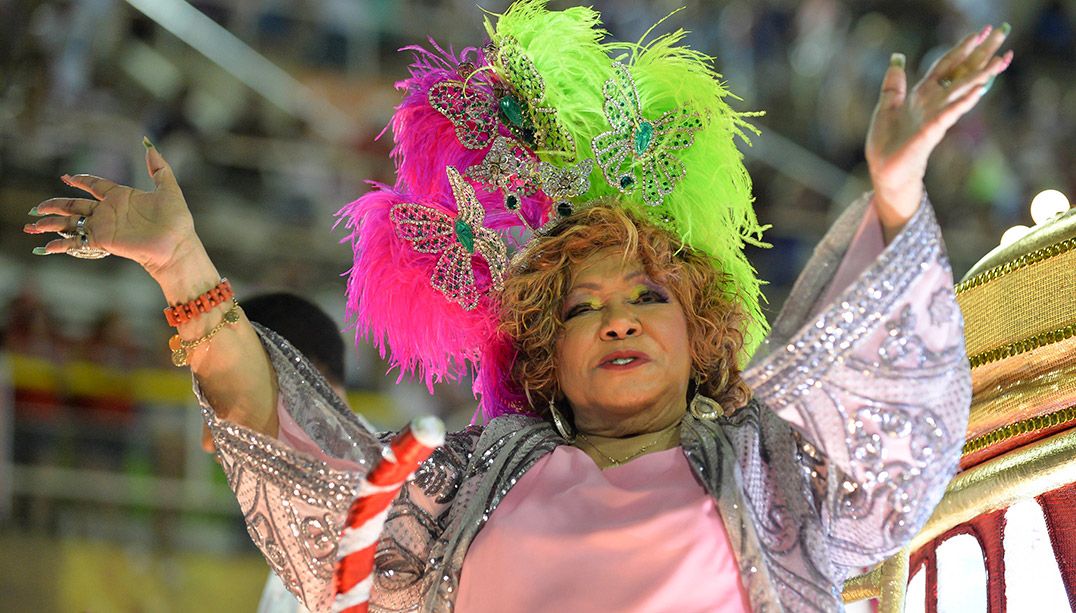 Alcione: cantora faz show com feijoada na quadra da Mangueira