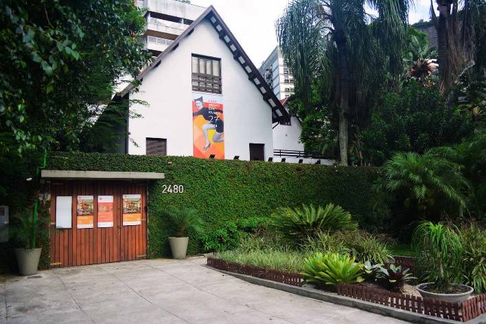 Projeções de onze artistas ocupam a fachada da Casa Museu Eva Klabin