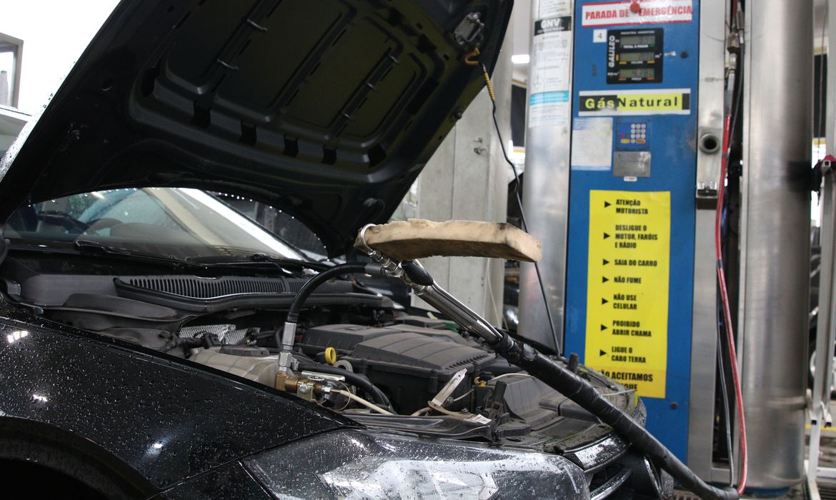 Foto mostra carro sendo abastecido com gás natural