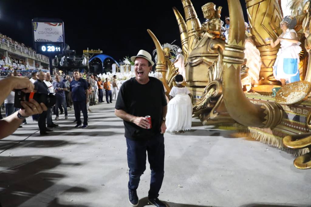 Paes enfrenta críticas ao reclamar de horário de ensaio técnico na Sapucaí