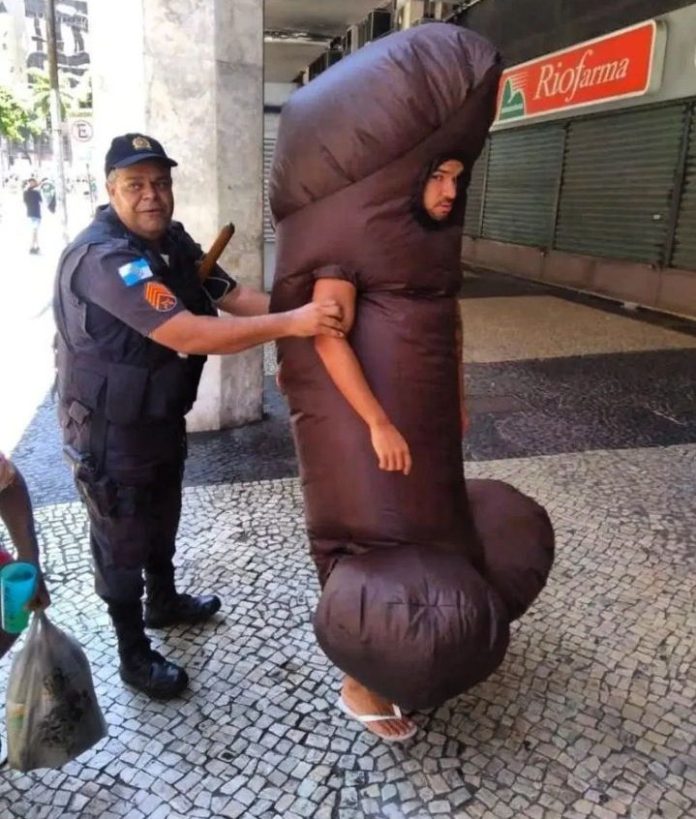 Fantasia de pênis e tridente de plástico entram na mira da Polícia