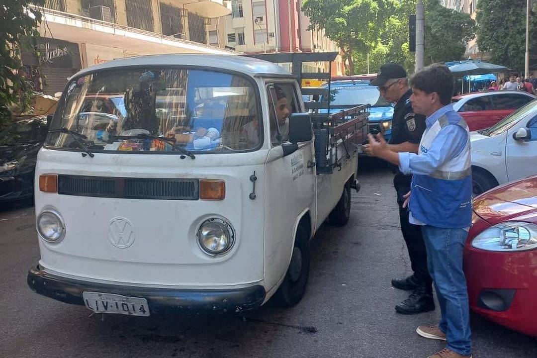 Foto mostra veículo irregular em Copacabana