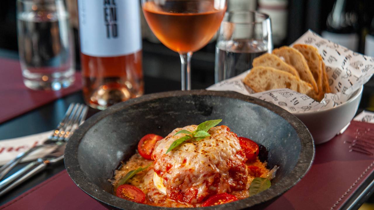 Vino: a burrata gratinada é uma das opções para acompanhar as taças