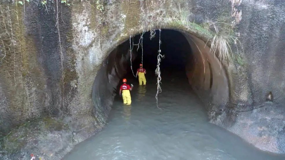 Bombeiros procuram por homem levado pela correnteza no Maracanã