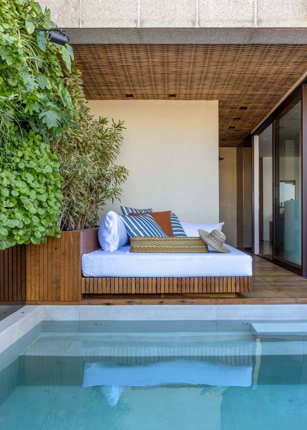 ape-400-m2-cara-de-casa-design-brasileiro-arte-escala-arquitetura-andre-nazareth-piscina7 Apê de 400 m² ganha cara de casa com design brasileiro e muita arte