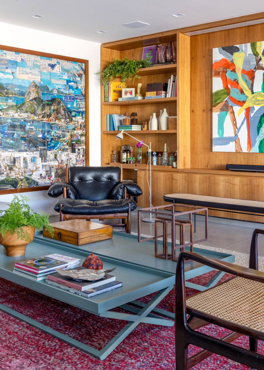 ape-400-m2-cara-de-casa-design-brasileiro-arte-escala-arquitetura-andre-nazareth-sala-5 Apê de 400 m² ganha cara de casa com design brasileiro e muita arte