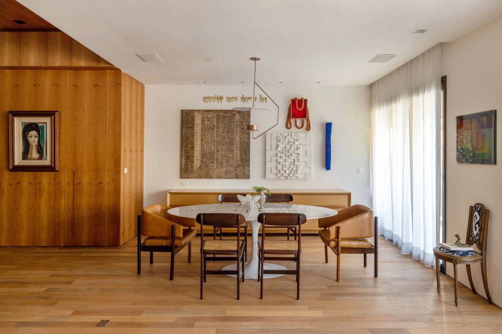 ape-400-m2-cara-de-casa-design-brasileiro-arte-escala-arquitetura-andre-nazareth-sala-jantar-19 Apê de 400 m² ganha cara de casa com design brasileiro e muita arte