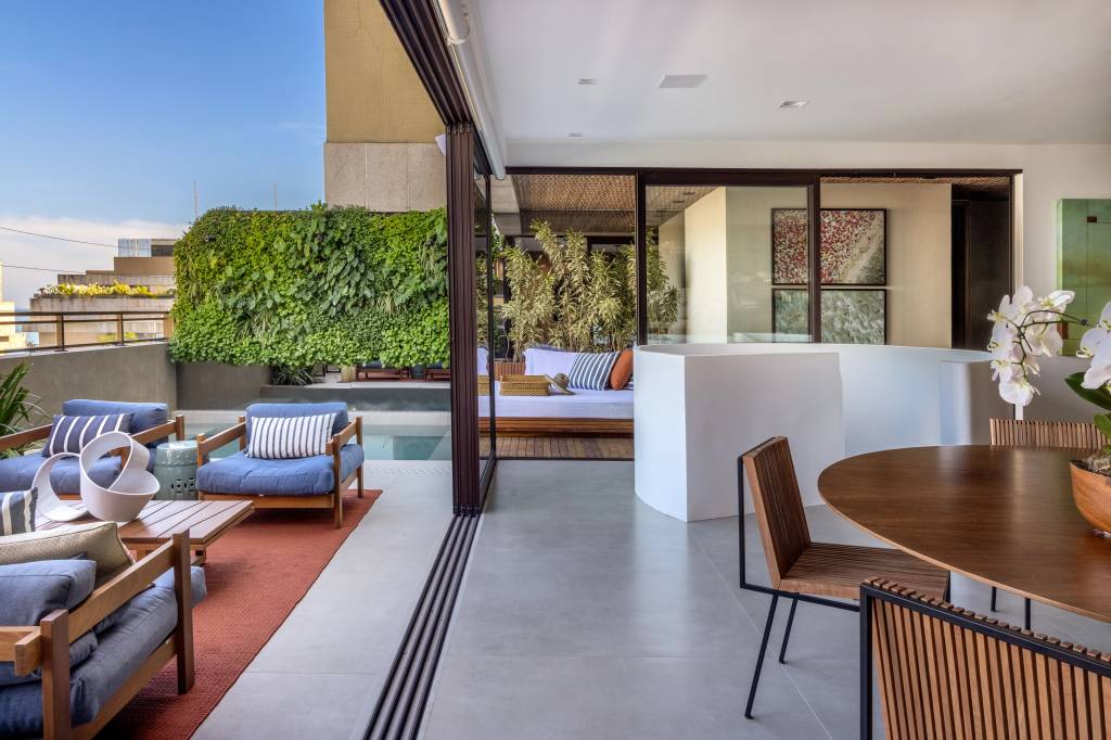 ape-400-m2-cara-de-casa-design-brasileiro-arte-escala-arquitetura-andre-nazareth-varanda17 Apê de 400 m² ganha cara de casa com design brasileiro e muita arte