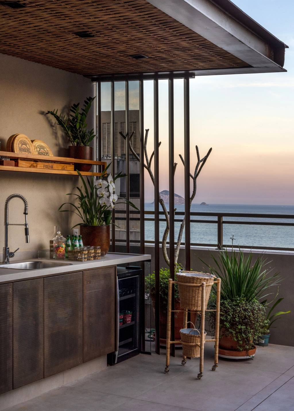 ape-400-m2-cara-de-casa-design-brasileiro-arte-escala-arquitetura-andre-nazareth-varanda2 Apê de 400 m² ganha cara de casa com design brasileiro e muita arte