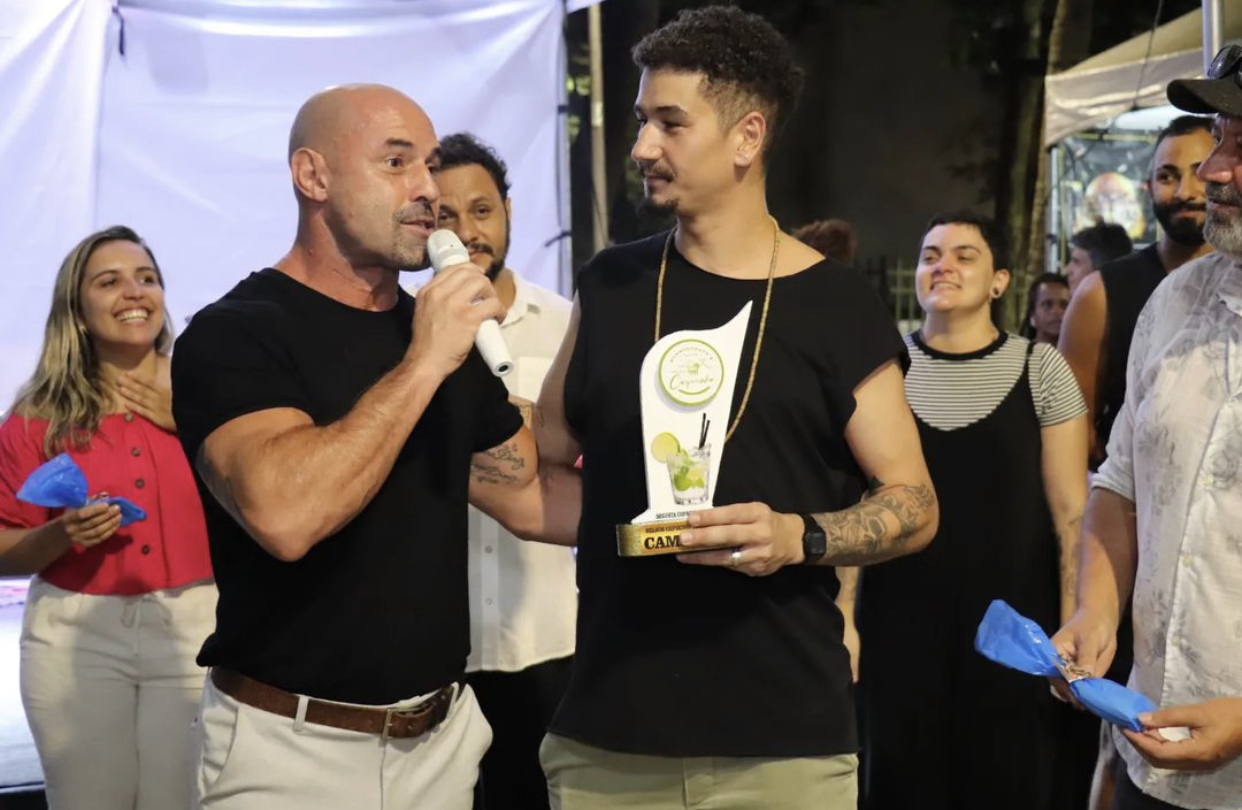 Campe&atilde;o: Ra&iacute; segura o trof&eacute;u recebido no &uacute;ltimo dia do Degusta Copacabana