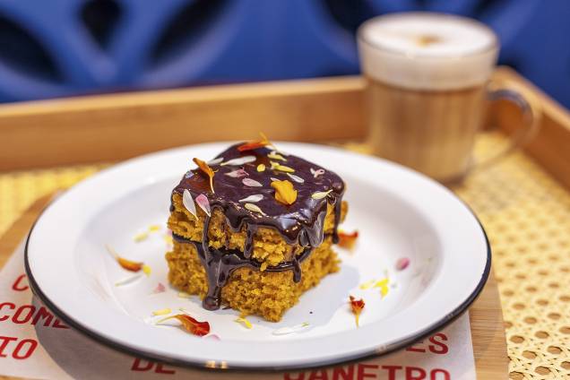 Cirandaia: ganache que leva café sobre o bolo de cenoura Cirandaia: ganache que leva café sobre o bolo de cenoura
