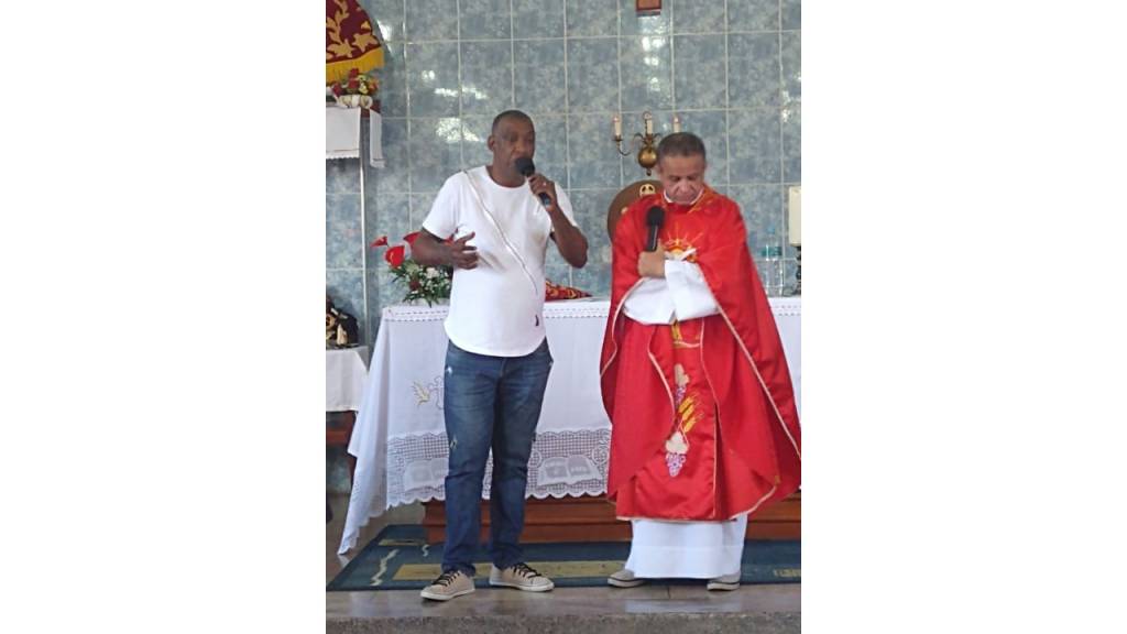 Padre viraliza em missa cantando sucesso de Xande de Pilares