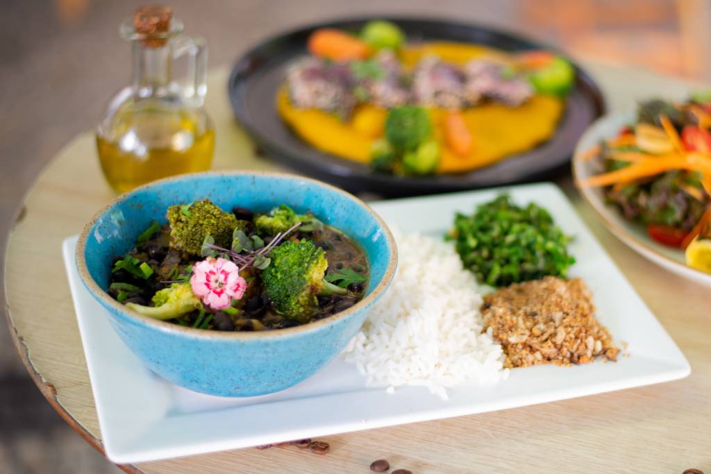 Feijoada Vegana – Nusa Café – Crédito Nigo Furtado (1) Nusa: feijoada saudável à base de planta leva diversos legumes