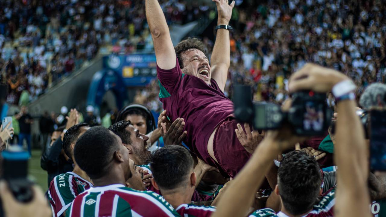 Treinador Fernando Diniz é jogado para o alto por jogadores do Flu