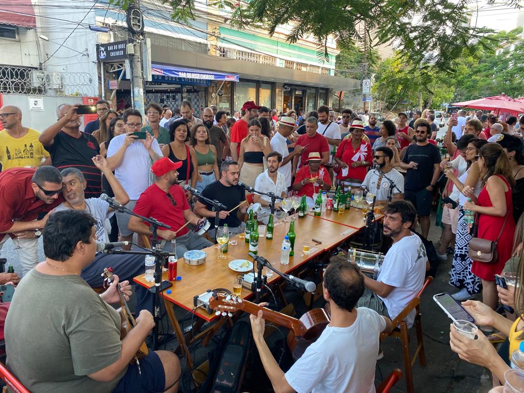 Aula regada a torresmo, cerveja e samba celebra 70 anos do Salgueiro