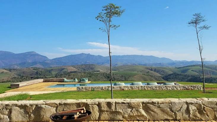 Foto mostra piscina rancho em região de montanha