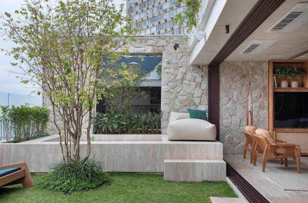 duplex-espaco-gourmetpergolado-jardim-grama-piscina-escala-arquitetura-mca-estudio-jardim-2 Duplex ganha espaço gourmet com pergolado, jardim com grama e piscina