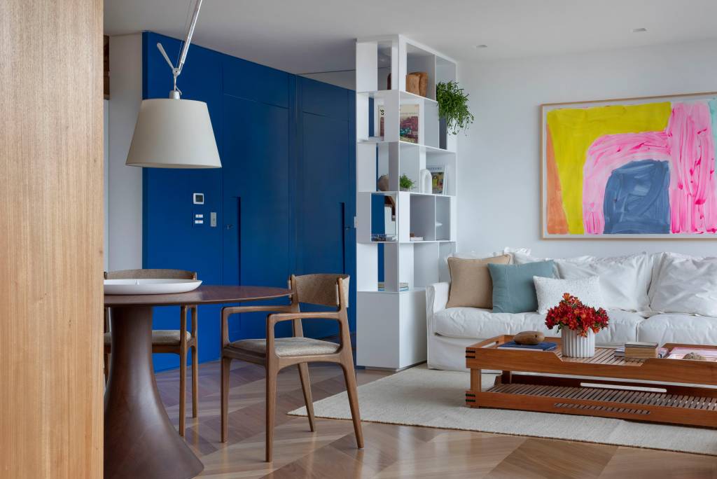 duplex-espaco-gourmetpergolado-jardim-grama-piscina-escala-arquitetura-mca-estudio-sala-estar16 Duplex ganha espaço gourmet com pergolado, jardim com grama e piscina