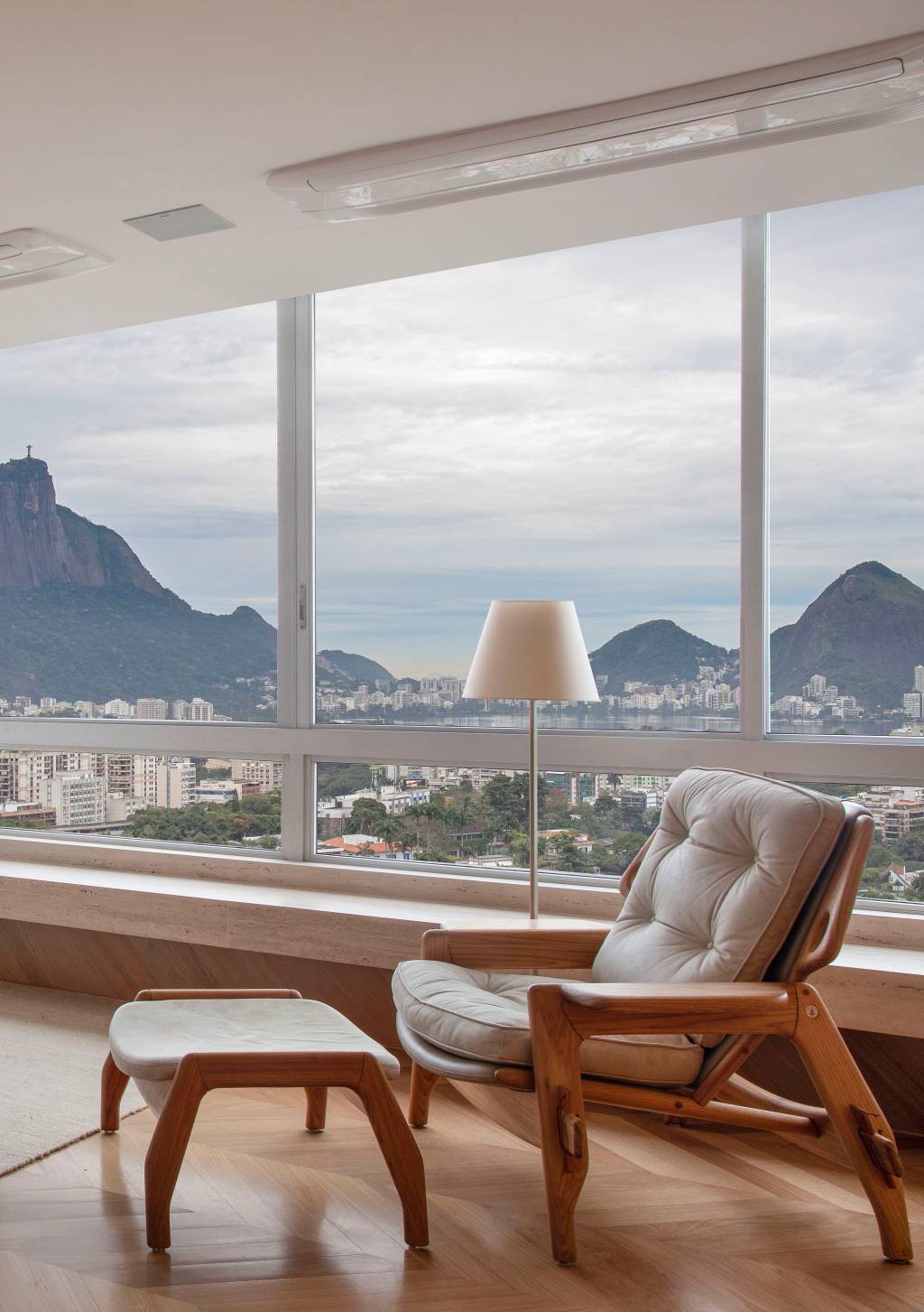 duplex-espaco-gourmetpergolado-jardim-grama-piscina-escala-arquitetura-mca-estudio-sala-estar17 Duplex ganha espaço gourmet com pergolado, jardim com grama e piscina