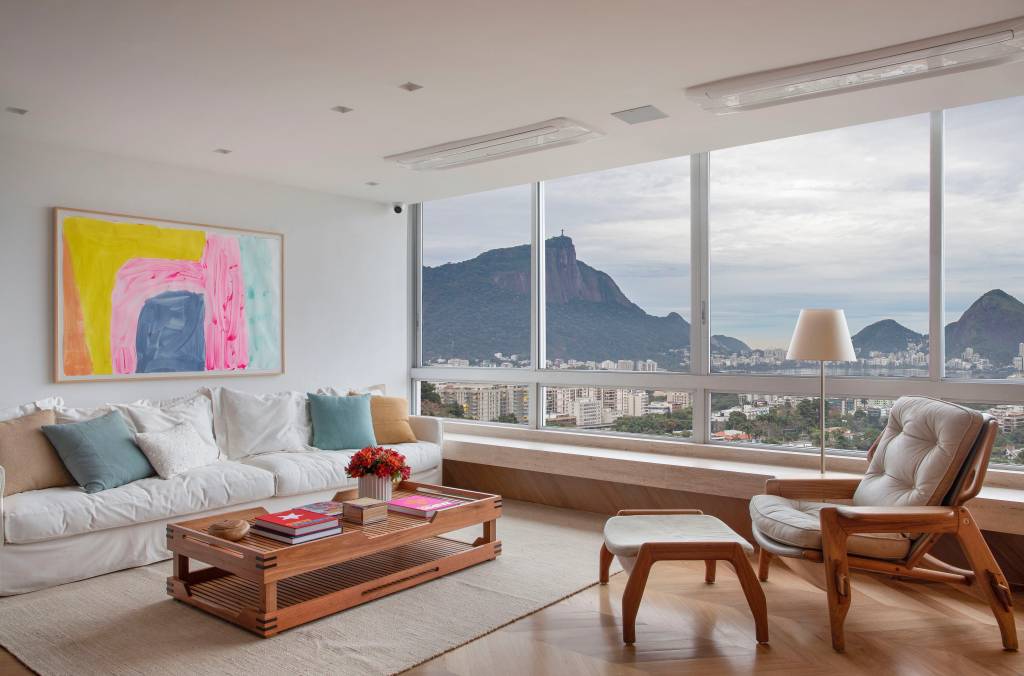 duplex-espaco-gourmetpergolado-jardim-grama-piscina-escala-arquitetura-mca-estudio-sala-estar18 Duplex ganha espaço gourmet com pergolado, jardim com grama e piscina