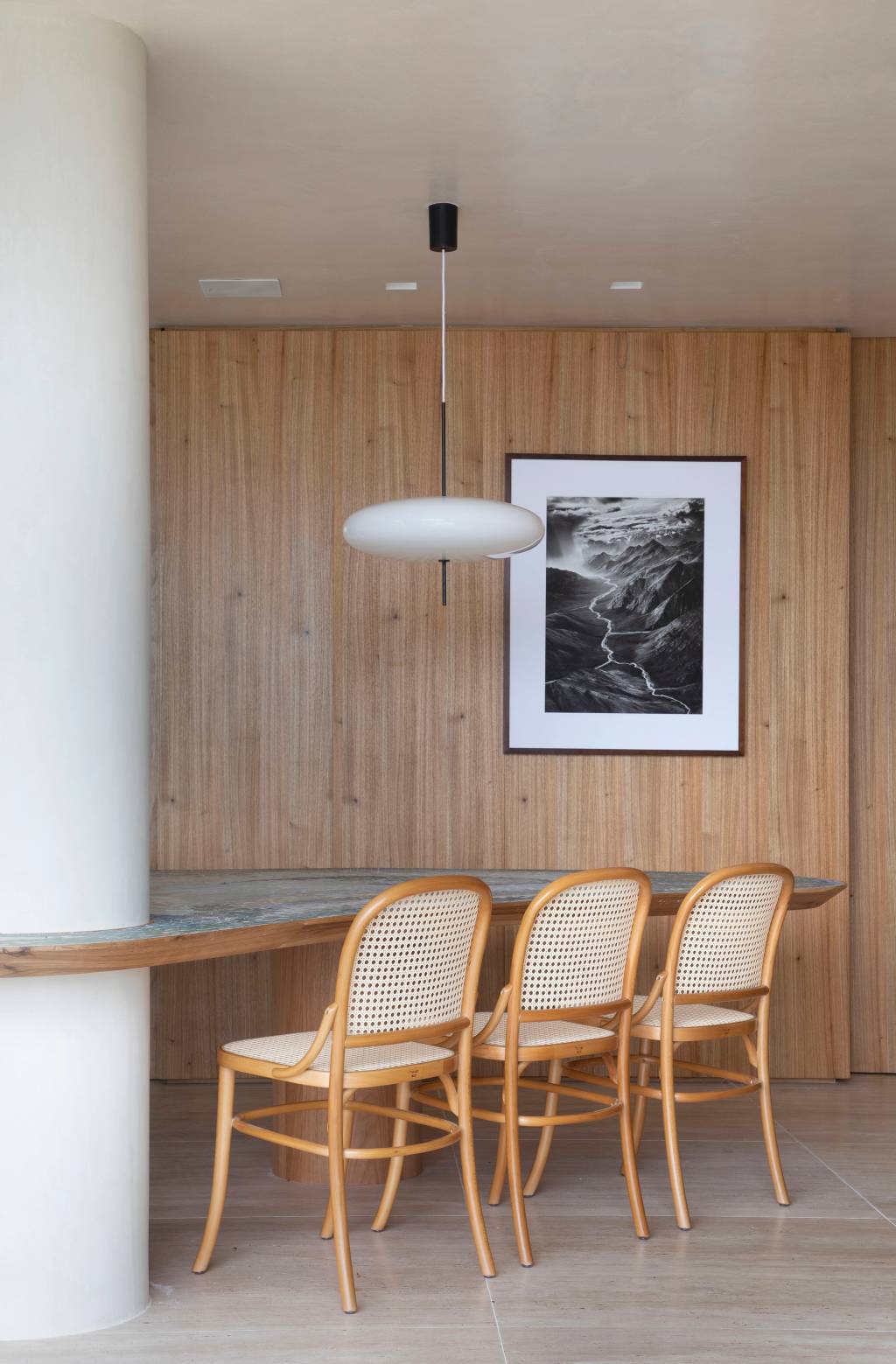 duplex-espaco-gourmetpergolado-jardim-grama-piscina-escala-arquitetura-mca-estudio-sala-jantar12 Duplex ganha espaço gourmet com pergolado, jardim com grama e piscina