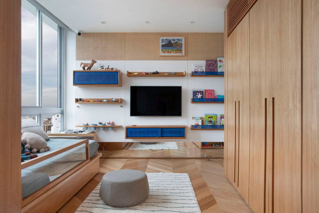 duplex-espaco-gourmetpergolado-jardim-grama-piscina-escala-arquitetura-mca-estudio-sala-tv15 Duplex ganha espaço gourmet com pergolado, jardim com grama e piscina