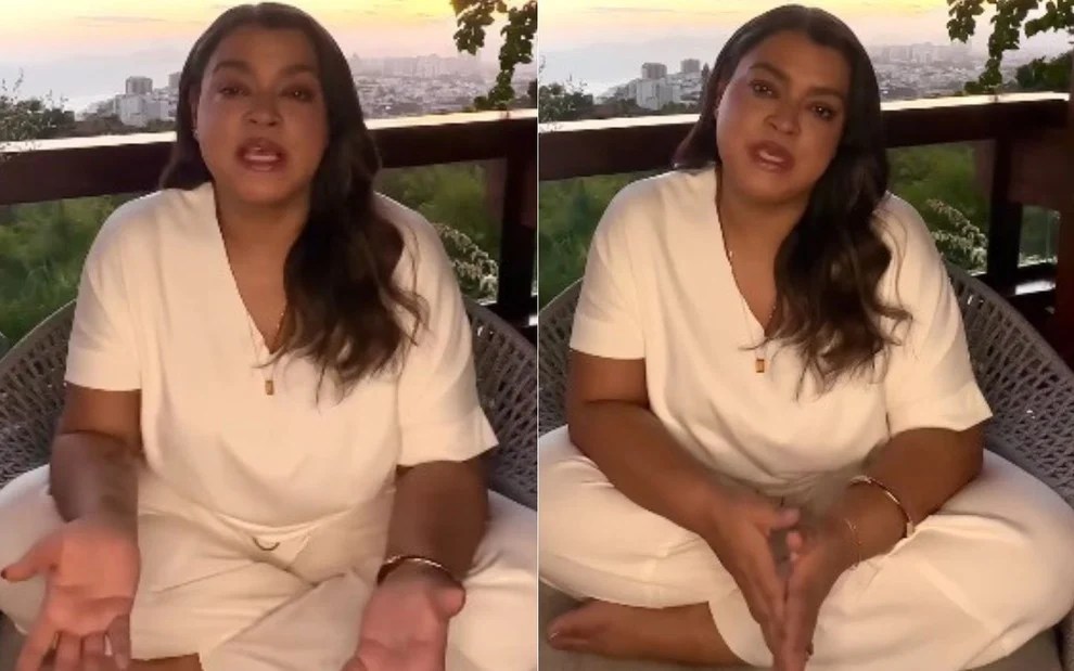 Foto mostra cantora Preta Gil usando branco e falando sentada em um banco. Ao fundo o sol está se pondo