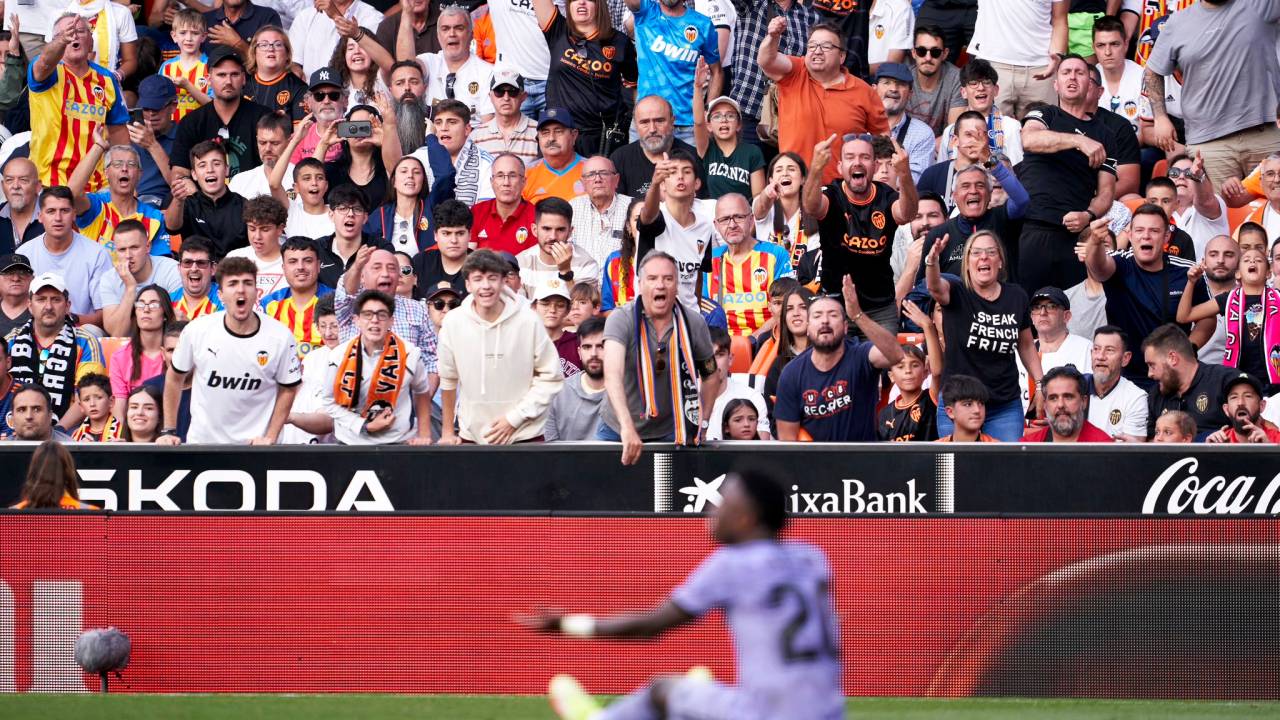 Torcida lança xingamentos racistas contra Vini Jr.