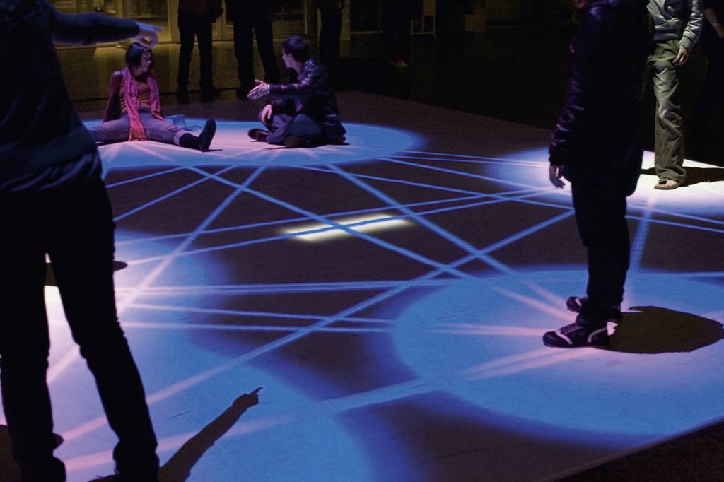 Exposição apresenta obras imersivas que têm a luz como elemento central