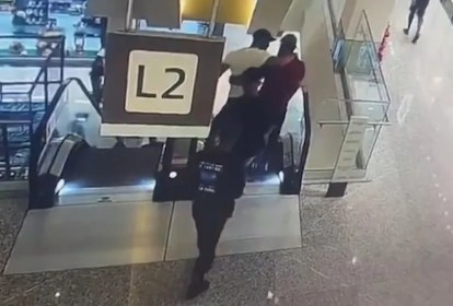 Vítima e um dos suspeitos se abraçaram segundos antes de assassinato em escada rolante de shopping