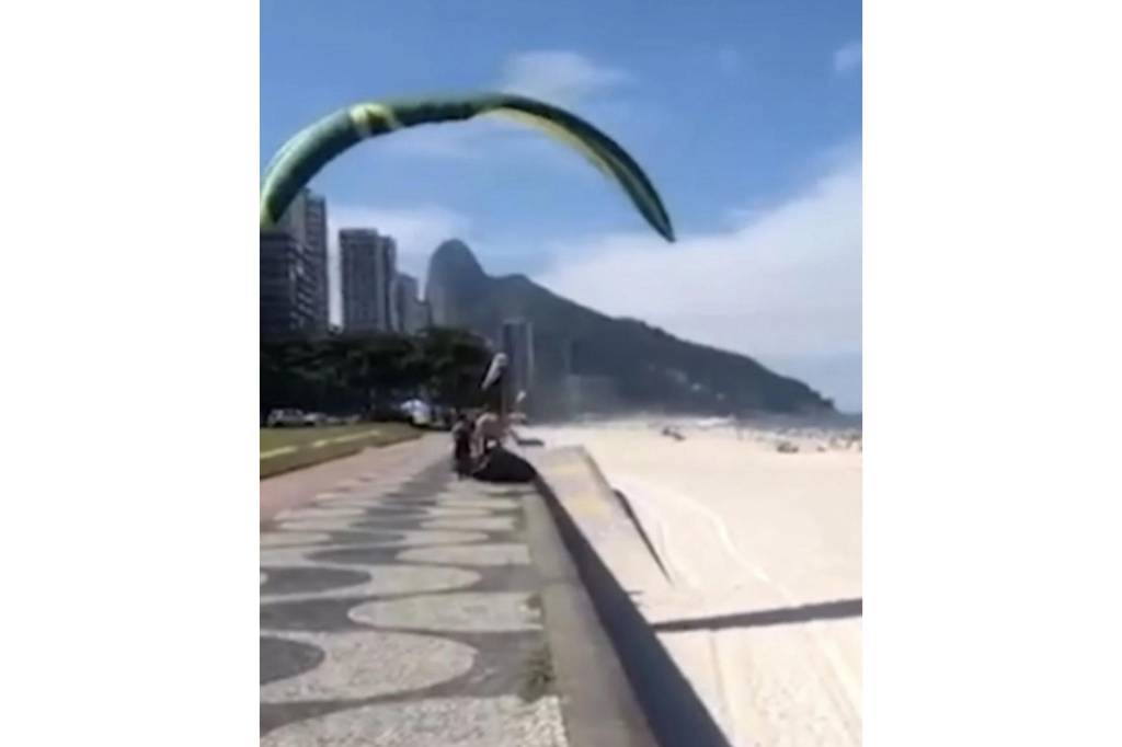 Mulher é atingida por parapente em São Conrado e passa por cirurgia