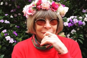 Foto mostra Rita Lee com coroa de flores