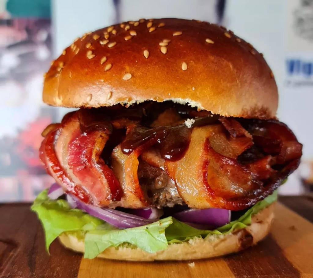 Sucesso no delivery, hamburgueria 285 inaugura loja no Recreio