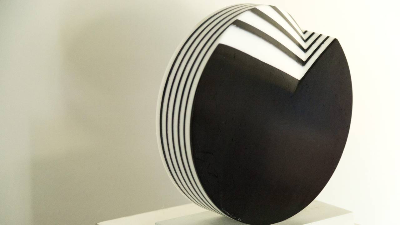 Escultura em formato circular com recorte e camadas em preto e branco
