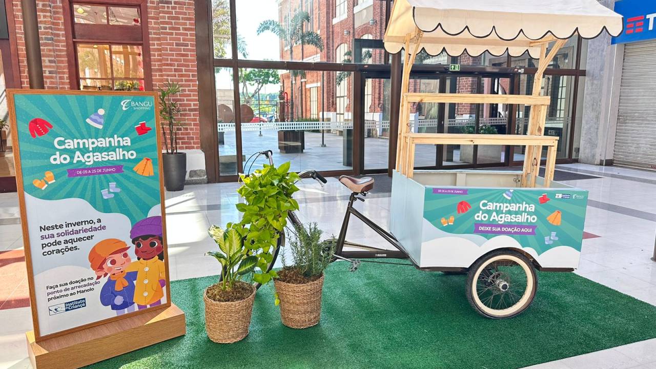 Foto mostra bicicleta coletora de doações de inverno em shopping