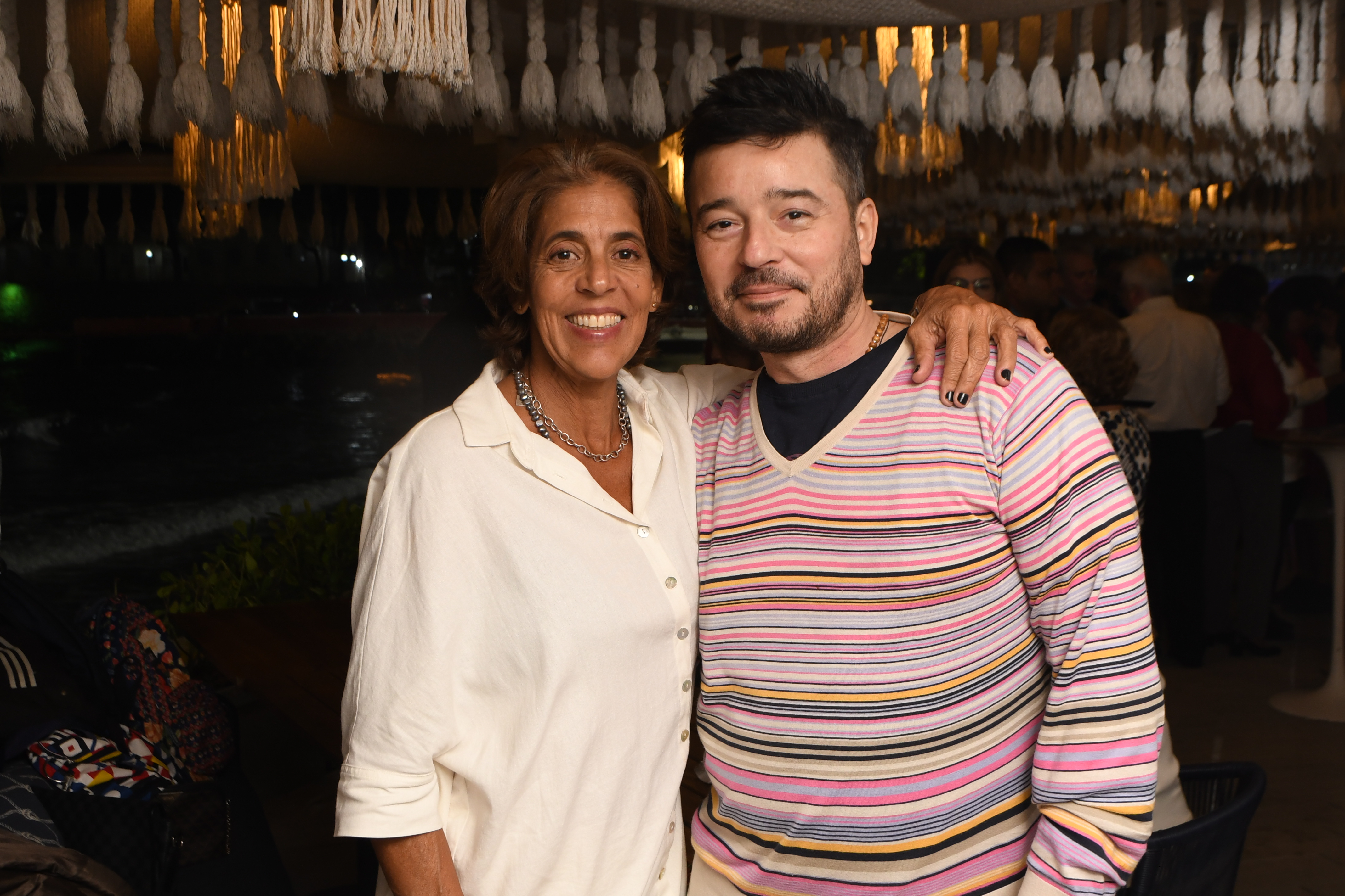 Encontros Veja Rio: personalidades da cidade s&atilde;o reunidas em evento animado no Tropik