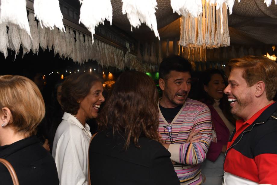 Encontros Veja Rio: personalidades da cidade s&atilde;o reunidas em evento animado no Tropik